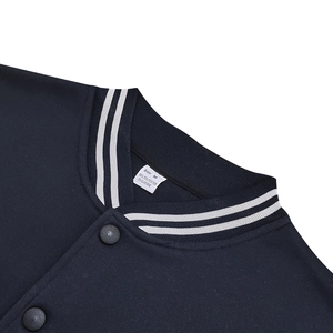 Dettaglio del colletto a righe e bottoni in metallo opaco di una giacca blu navy