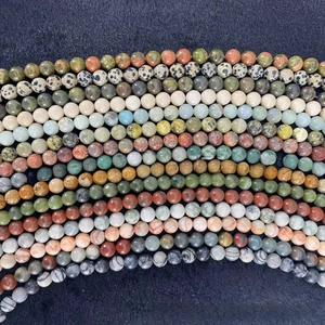 Vue détaillée de perles rondes en pierre naturelle multicolores pour bijoux DIY
