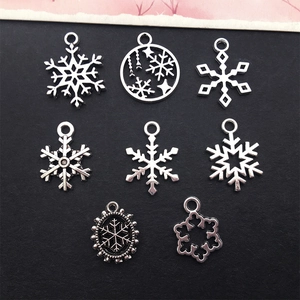 Set aus 8 silbernen Schneeflocken-Anhängern aus Legierung für DIY-Schmuck und Ketten