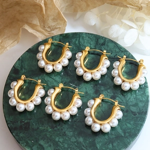 Fashionable C-shaped titanium steel earrings with white pearls and gold finish plating