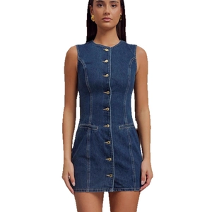 Mini abito smanicato in denim blu scuro con scollo rotondo e bottoni dorati frontali