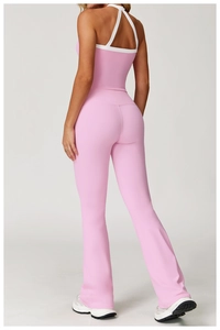 Achteraanzicht van roze yogaset met kruisbandjes en uitlopende broek met hoge taille