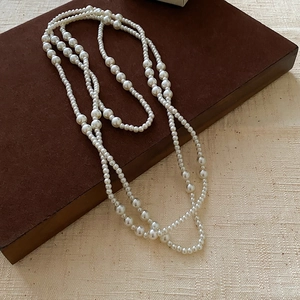 Collana lunga di perle irregolari multistrato in stile vintage francese su scatola