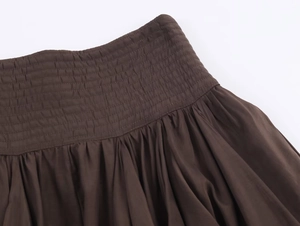Détail de la taille élastique froncée sur une jupe midi marron foncé en coton vintage