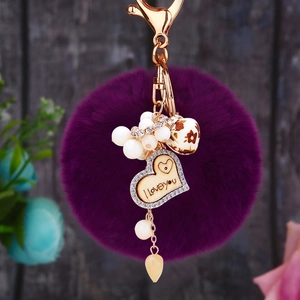 Détail du porte-clés en peluche violet avec cœur en bois strass et gravure I love you