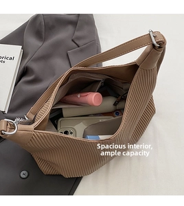 Vue macro de l'intérieur spacieux du sac hobo plissé avec poche zippée interne