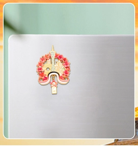 Détail de l'aimant de frigo en métal de Canton avec la tour et fleurs de cerisier roses