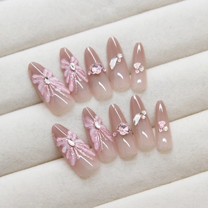 Faux ongles élégants avec relief floral 3D et strass en dégradé rose poudré