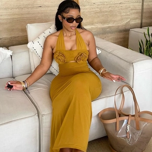 Robe longue licou jaune gingembre avec décorations de roses 3D et coupe ajustée
