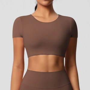 Gros plan du haut de yoga marron foncé avec texture brossée et coupe ajustée