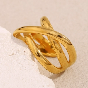 Detailansicht des 18K vergoldeten Edelstahlrings mit Crossover-Design auf einem weißen Stein