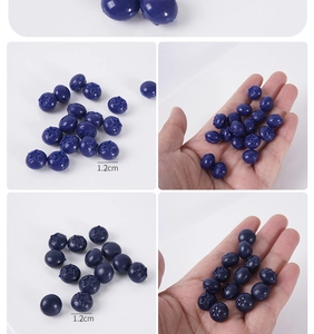 Makro-Detail von 1,2 cm großem realistischem PVC-Blaubeermodell für DIY Tortendeko