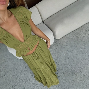 Ensemble olive deux pièces avec haut en dentelle à col V et jupe longue à volants
