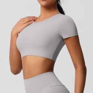 Gros plan d'un haut court de yoga gris clair montrant la texture douce du tissu brossé