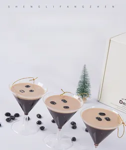 Detalle de adornos de tazas de café Martini artificiales con crema y granos festivos