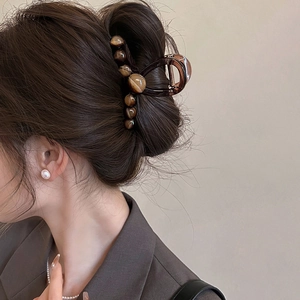 Molla per capelli marrone sfumato effetto marmo per donna acconciatura elegante 2024