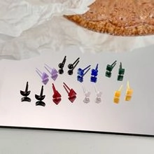 Macro di una collana con ciondolo a forma di elefante in zirconi colorati su base argento