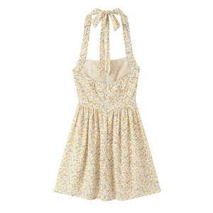 Robe licou à fleurs avec volants et dos nu sur un fond blanc pour les femmes