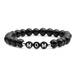 Bracelet de perles noires polies avec lettres MOM et espaceurs argentés pour maman