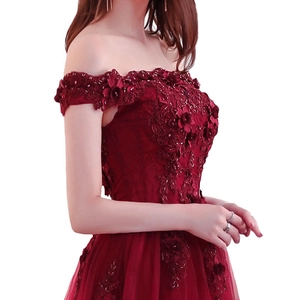 Détails de fleurs en dentelle 3D et broderie perlée sur la robe de soirée bordeaux