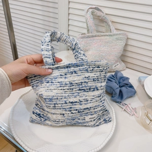 Dettaglio della mini borsa in tweed arcobaleno con trama elegante e manico coordinato