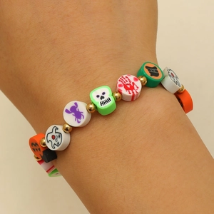 Primer plano de pulsera de cuentas de Halloween con motivos de fantasma y calabaza