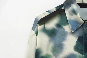 Détail du tissu en satin, des coutures du col et de l'imprimé dégradé sur cette chemise