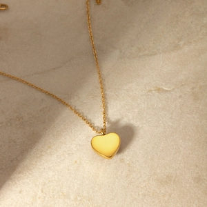 Dettaglio della collana con ciondolo a cuore in acciaio inossidabile oro 18K
