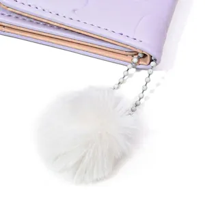 Hellviolette Leder Geldbörse mit Kieselstruktur und weißem flauschigem Pompon-Anhänger