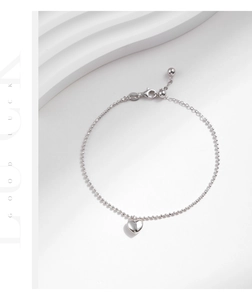 Detailed view of s925 silver beaded bracelet with polished heart pendant and lobster clasp