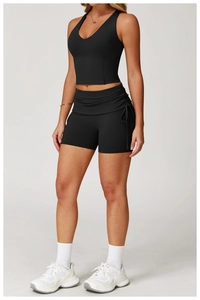 Detailansicht der schwarzen Yoga-Shorts für Damen mit Kordelzug und Raffungen an der Seite