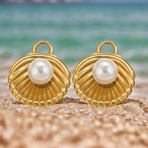 Pendentif coquillage doré avec perle blanche sur sable pour création de bijoux DIY