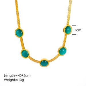 Collier rétro avec pierre oeil de chat vert émeraude et chaîne serpent dorée 18k