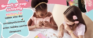 Deux filles créant des bracelets DIY avec chaînes dorées et breloques colorées