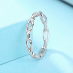 Vue macro détaillée de la bague chaîne argentée avec un design géométrique poli lisse