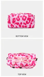 Detaillierte Drauf- und Bodenansicht der rosa Sporttasche mit Leopardenmuster-Design