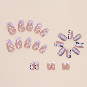 Faux ongles à motif vache et cœur avec paillettes violettes et pointes french