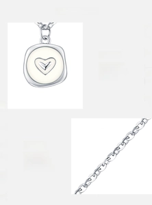 Détail macro du collier cœur en métal liquide irrégulier en argent sterling 925 poli
