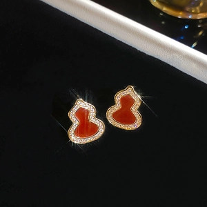 Macro de boucles d'oreilles gourde rouge avec placage doré et cristaux brillants
