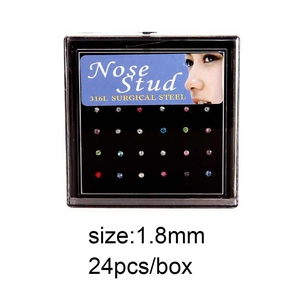 Detalle del set de 24 piercings de nariz de acero quirúrgico 316L en caja de exhibición