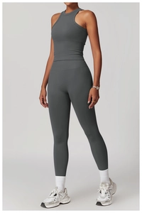 Détail de l'ensemble de sport gris foncé sans couture avec haut dos nageur et legging
