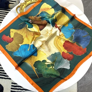 Carré de satin 70cm à motif feuilles de ginkgo multicolores et bordure orange vif