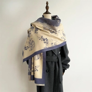 Détail d'un châle en cachemire synthétique style chinois avec motifs floraux et franges