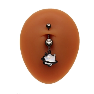 Piercing de nombril planète noire avec cristaux sur modèle en silicone