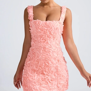 Robe courte moulante rose avec appliques de roses 3D et décolleté carré pour femmes