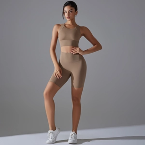 Dettaglio dei pantaloncini yoga a vita alta e reggiseno sportivo marrone opaco