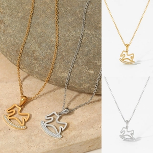 Collana Pendente Cavallo A Dondolo Acciaio Inossidabile Con Zirconia Placcato PVD Gioielli Impermeabile Regalo Donna