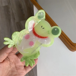 Nahaufnahme einer grünen Frosch-Haarklammer aus Acetat mit Marmorstruktur-Details