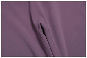 Gros plan sur la double couture du tissu brossé mauve de cet ensemble de sport doux