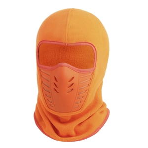Dettaglio del passamontagna in pile arancione con maschera traspirante per l'inverno